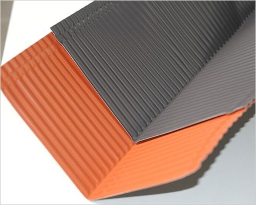 鋁制排水溝 鋁制排水溝是*鋁材產(chǎn)品,可兩面使用.鋁制排水溝上有三條預制彎折線,施工人員能直接在屋面上不用任何工具完成各種彎折.