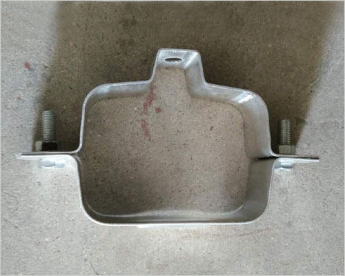 小方管箍 小方管箍是用來連接兩根管子的一段短管. 也叫外接頭.管箍因?yàn)槠涫褂梅奖?廣泛應(yīng)用于民用建筑,工業(yè),農(nóng)業(yè)等領(lǐng)域.